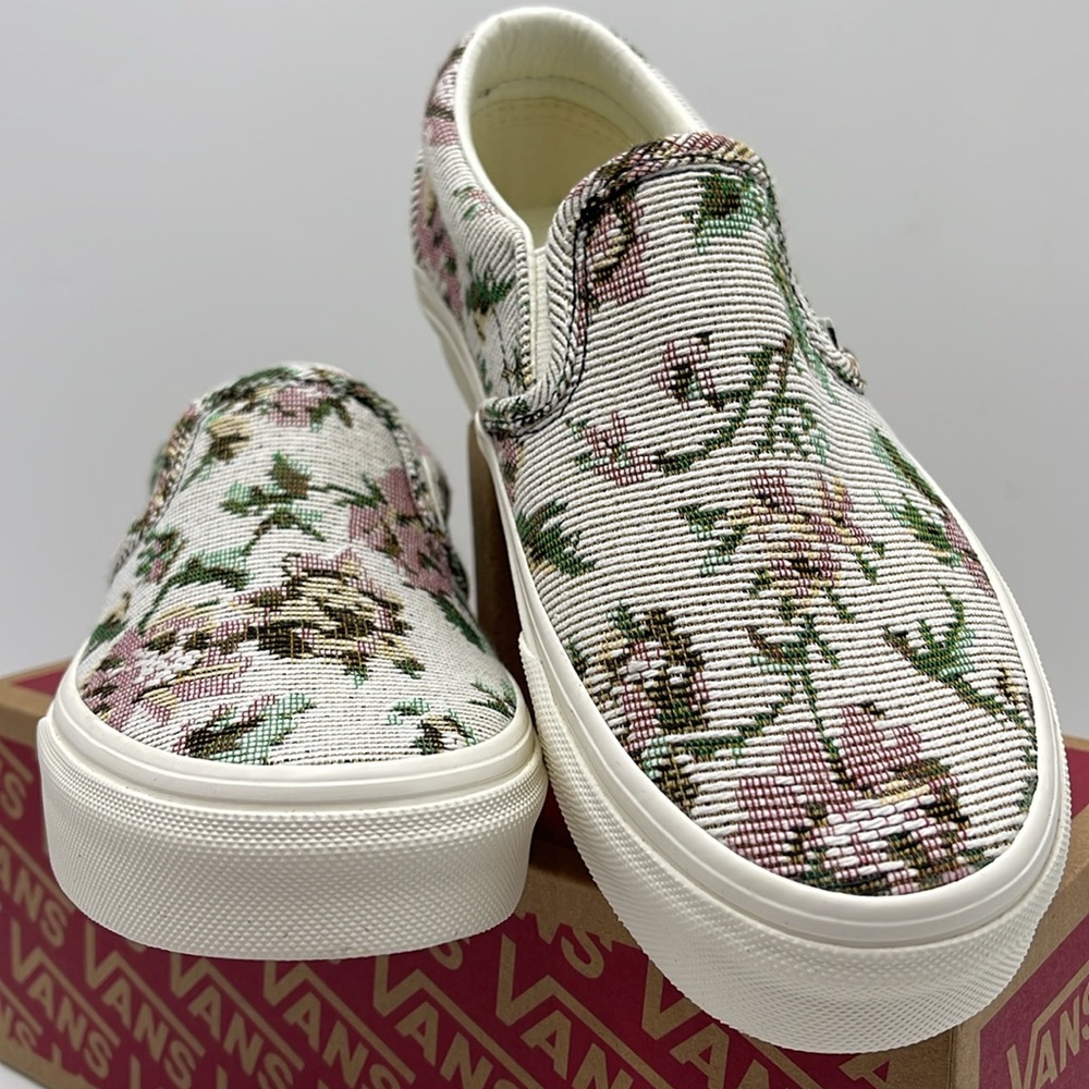 Vans Men’s Classic Slip-On Tapestry Floral Marshmall
VN000BVZCCZ
Sneakers - Picture 7 of 16